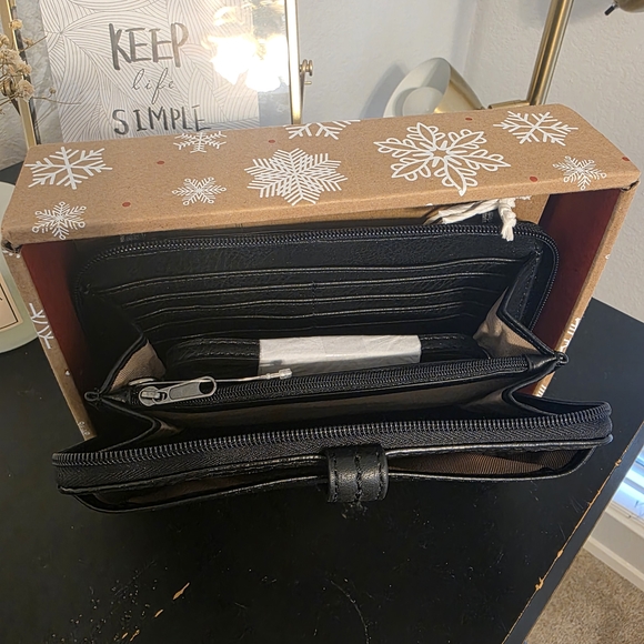 The Sak Iris Black Leather Wristlet Crossbody New In Box - Picture 2 of 3